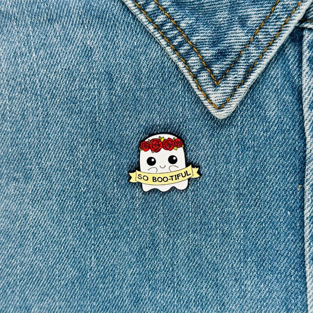 ⭐Enamel Pin host So Bootiful Beautiful Cute Needle Minder Broch White Flowers Oz